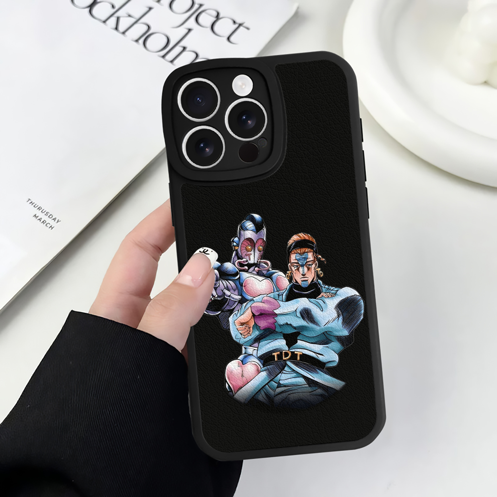 （画像用） ジョジョの奇妙な冒険 ひがしかた じょうすけ JoJo's Bizarre Adventure Higashikata Josuke 【iPhone 16シリーズ対応】シリコンスマホケース（レザー調） 材質：シリコン